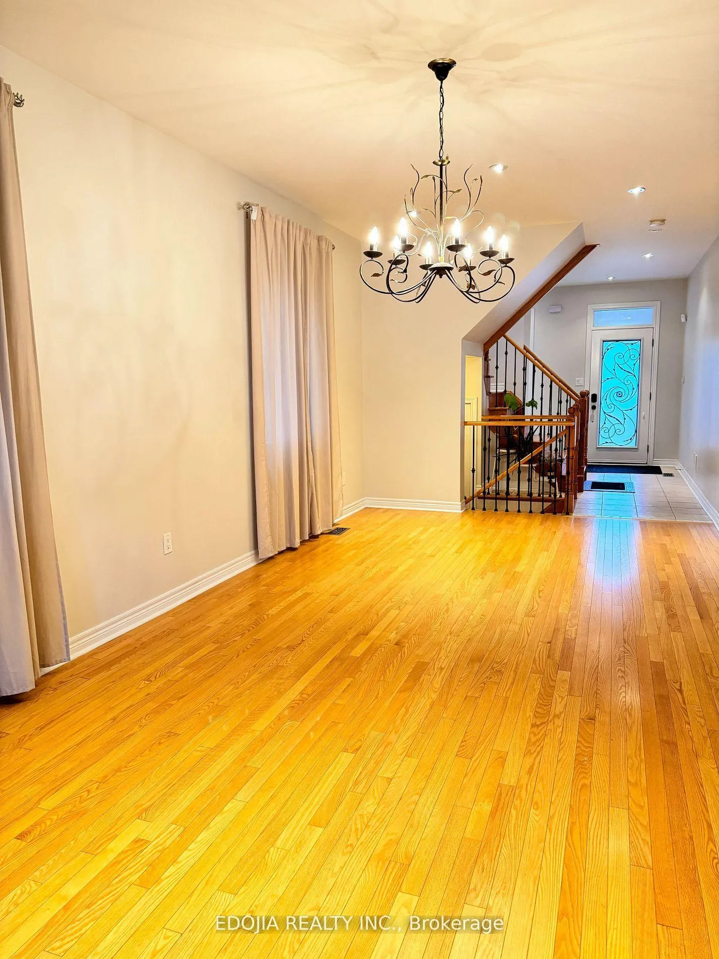 Photo 4 of Unit Main, 15 Catalpa Crescent, Vaughan, Patterson — HOMEH