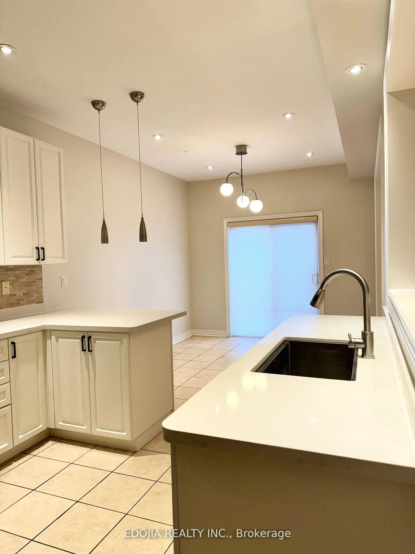 Photo 6 of Unit Main, 15 Catalpa Crescent, Vaughan, Patterson — HOMEH