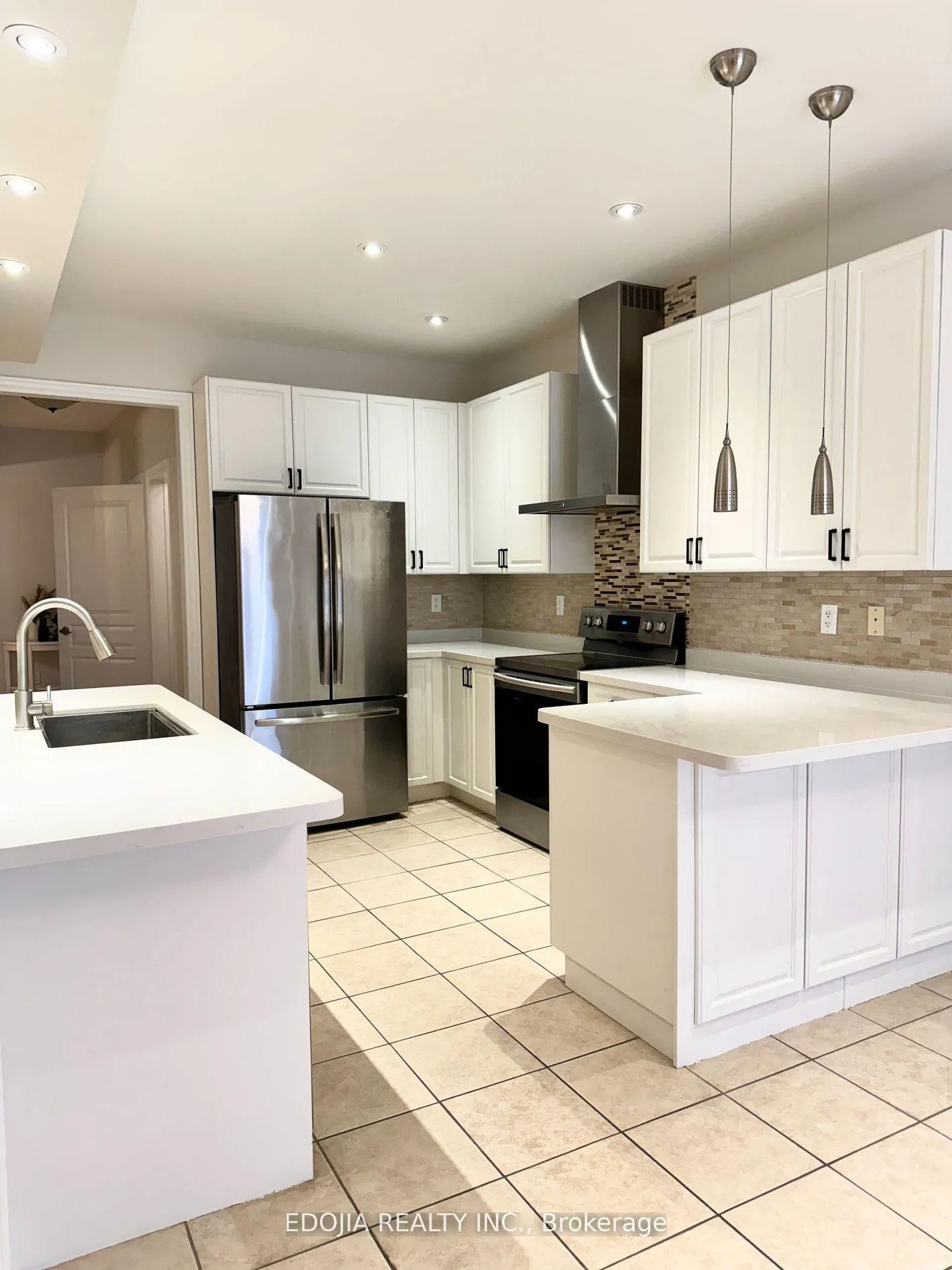 Photo 7 of Unit Main, 15 Catalpa Crescent, Vaughan, Patterson — HOMEH