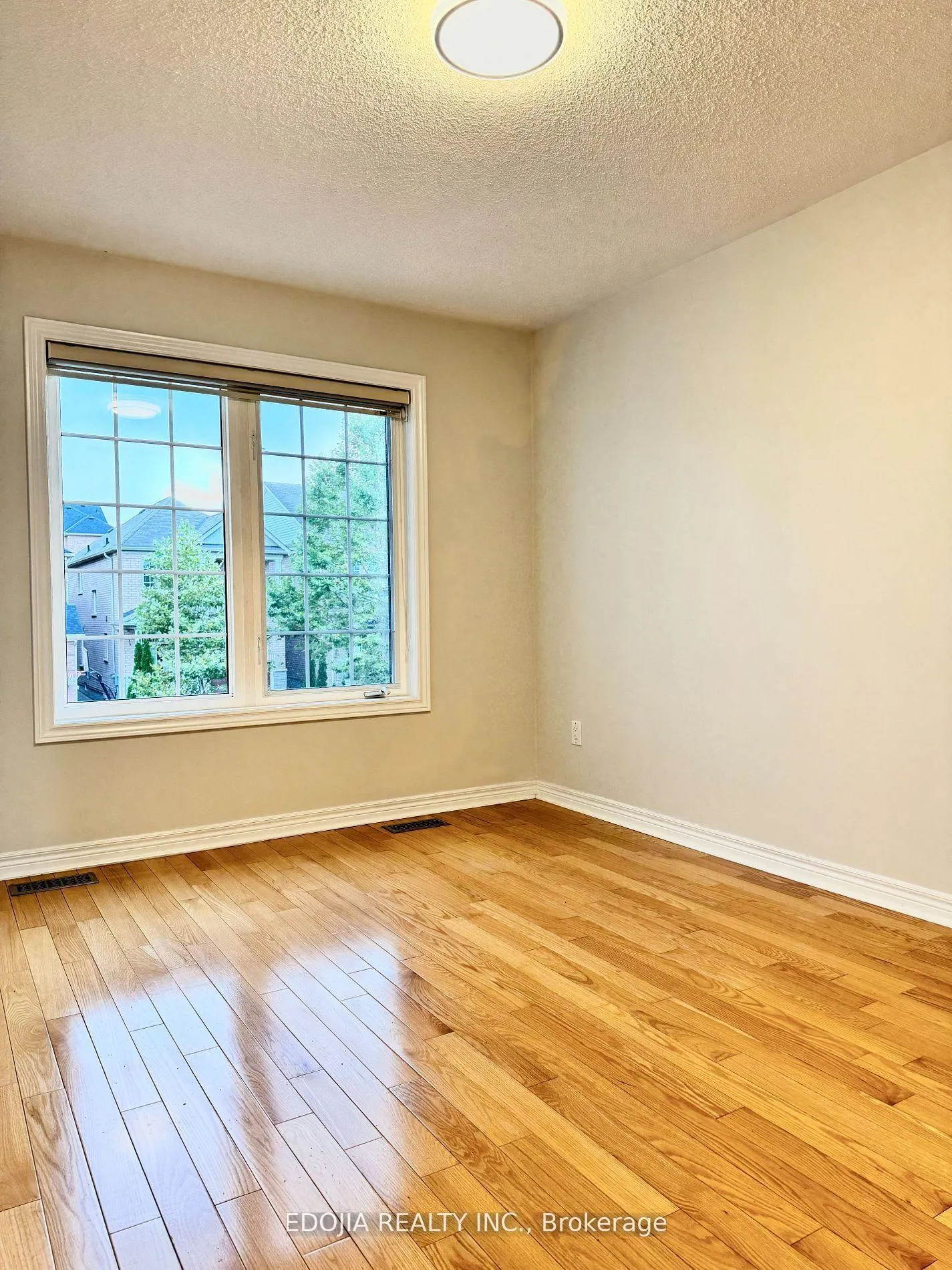 Photo 11 of Unit Main, 15 Catalpa Crescent, Vaughan, Patterson — HOMEH