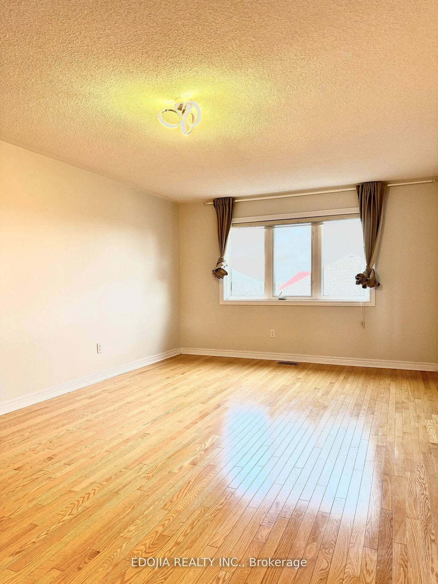Photo 13 of Unit Main, 15 Catalpa Crescent, Vaughan, Patterson — HOMEH