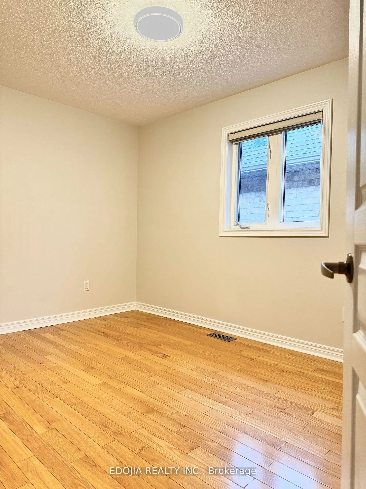 Photo 16 of Unit Main, 15 Catalpa Crescent, Vaughan, Patterson — HOMEH
