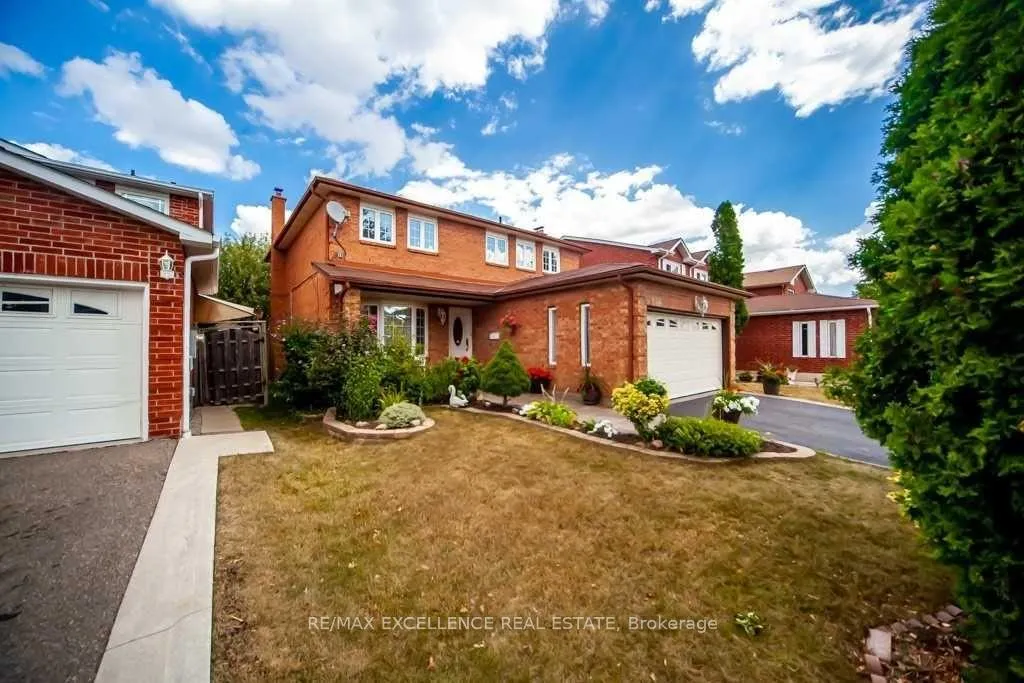 Photo 4 of 30 Ballycastle Crescent, Brampton, Heart Lake West — HOMEH