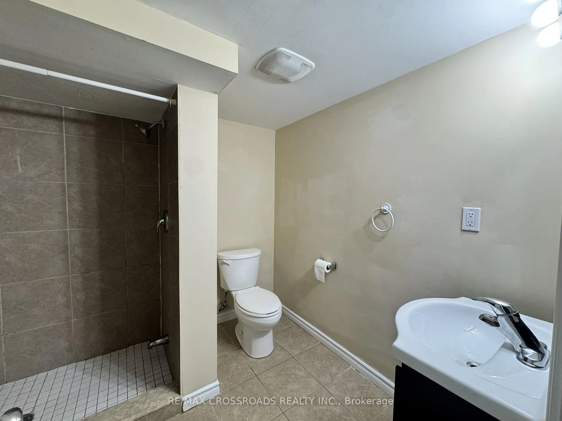 Photo 3 of Unit Lower, 21 Davis Road, Aurora, Aurora Highlands — HOMEH