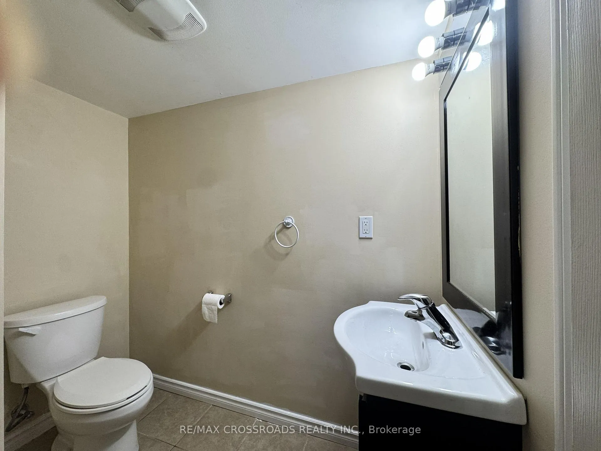 Photo 4 of Unit Lower, 21 Davis Road, Aurora, Aurora Highlands — HOMEH