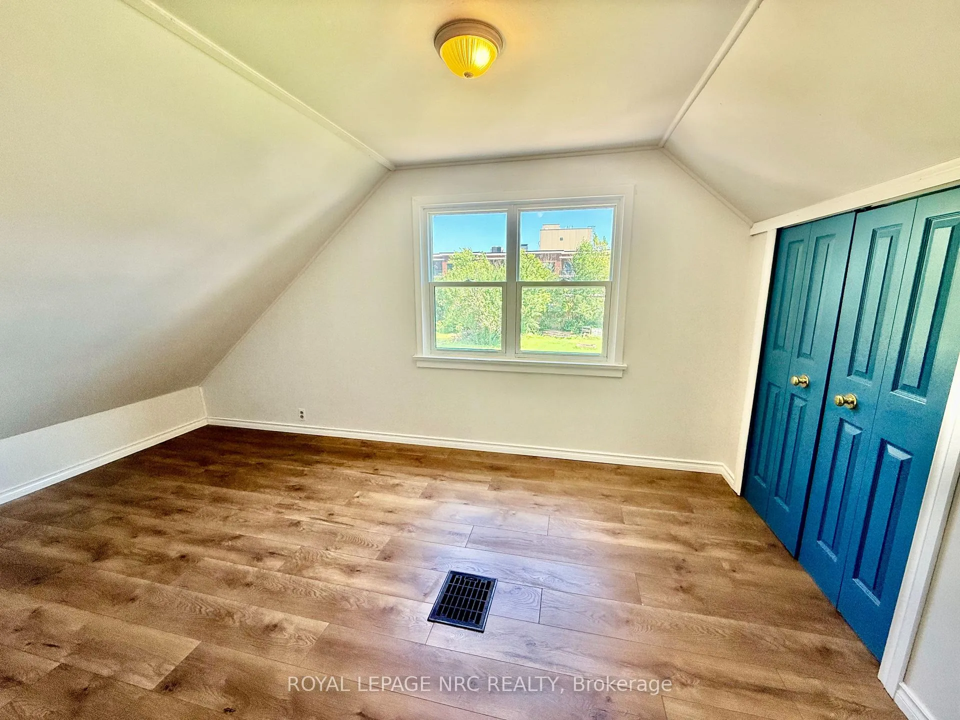 Photo 8 of 6411 Mcleod Road, Niagara Falls, Arad/Fallsview — HOMEH