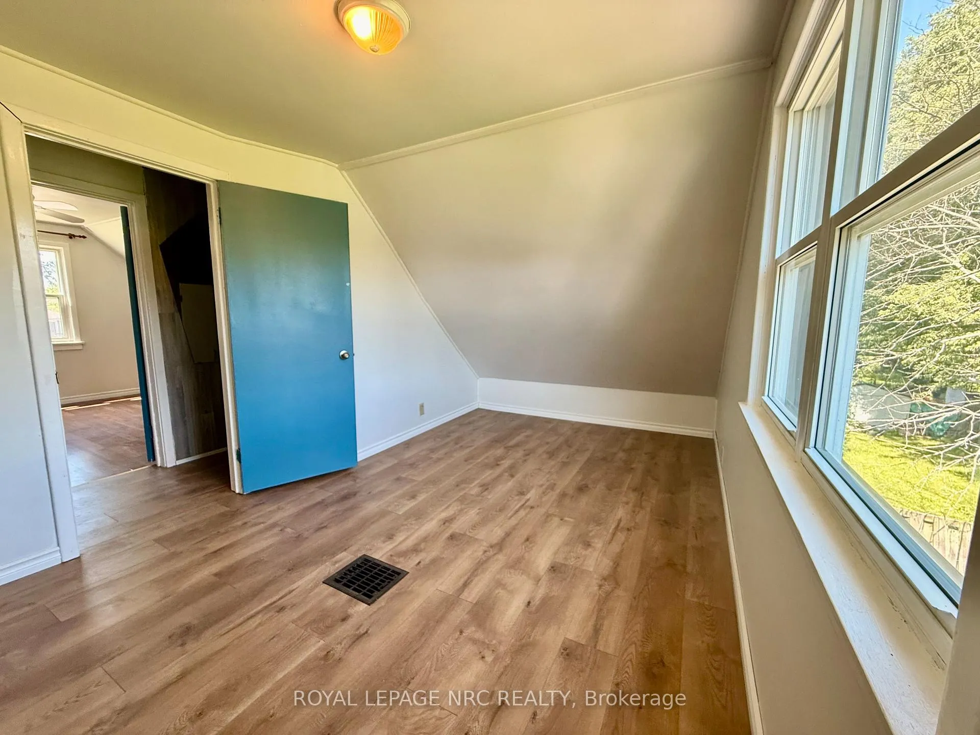 Photo 9 of 6411 Mcleod Road, Niagara Falls, Arad/Fallsview — HOMEH