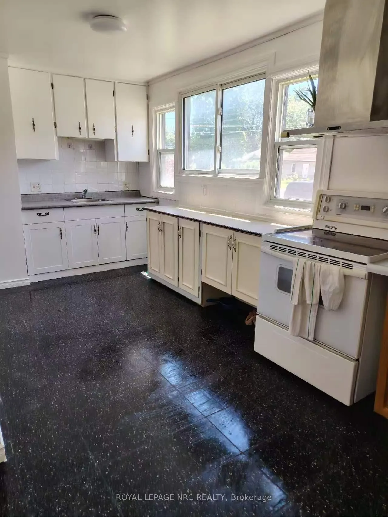 Photo 11 of 6411 Mcleod Road, Niagara Falls, Arad/Fallsview — HOMEH