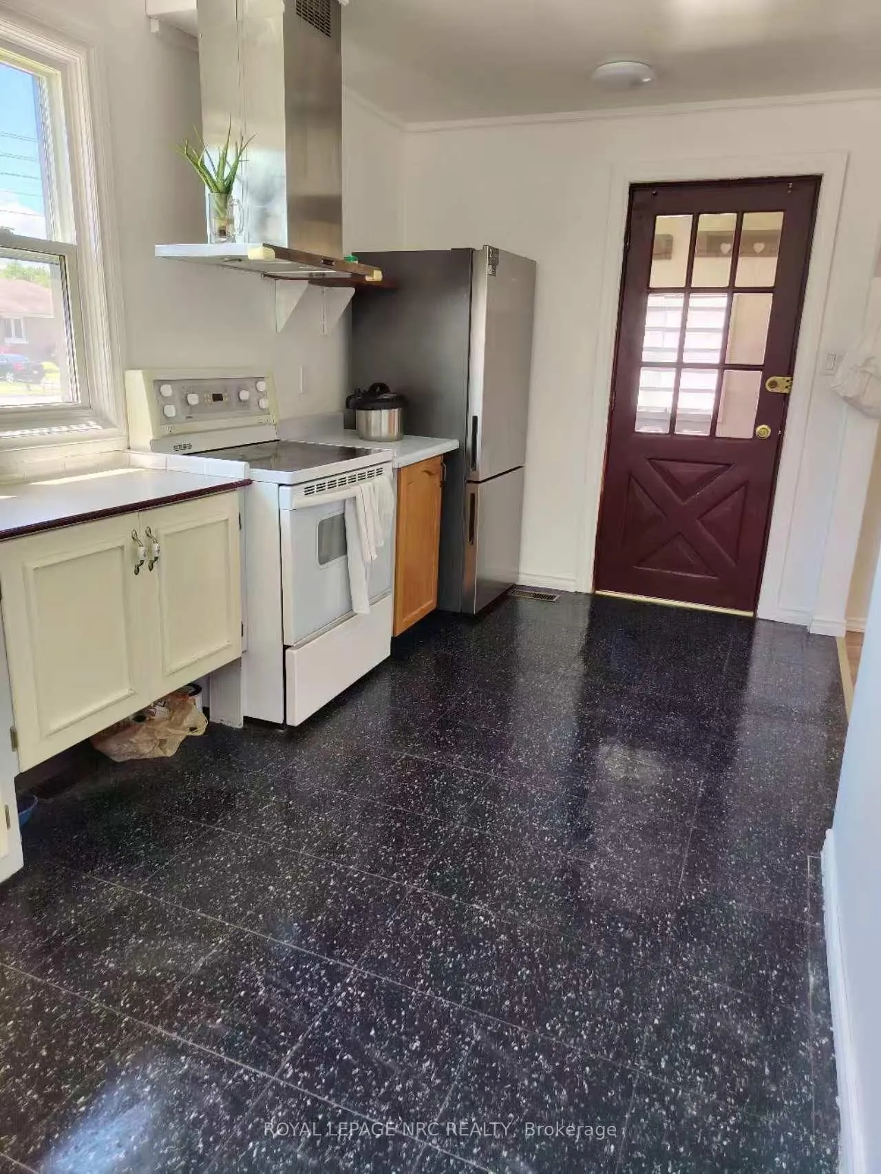 Photo 12 of 6411 Mcleod Road, Niagara Falls, Arad/Fallsview — HOMEH