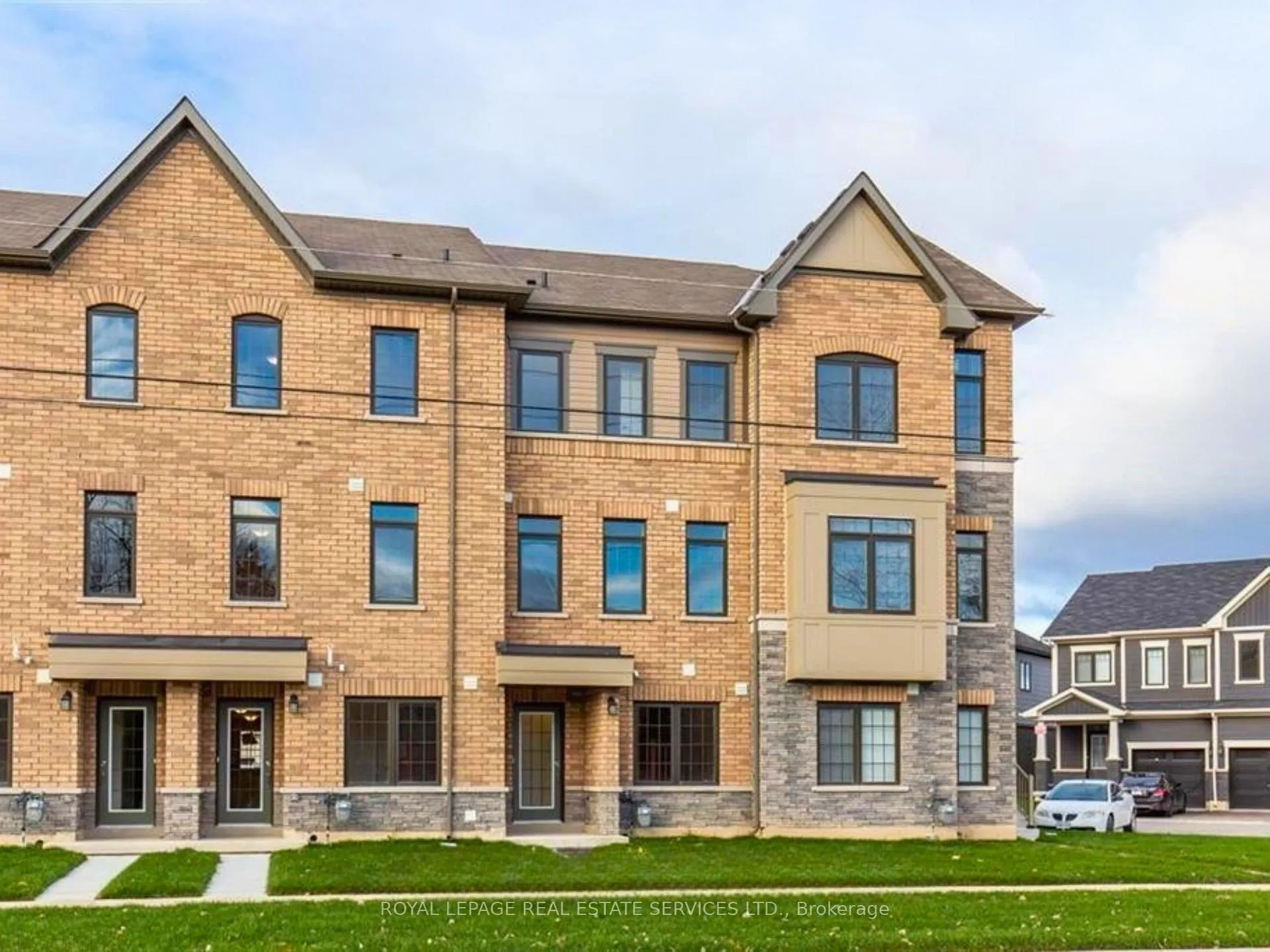 Photo 2 of 8317 Mulberry Drive, Niagara Falls, Brown — HOMEH