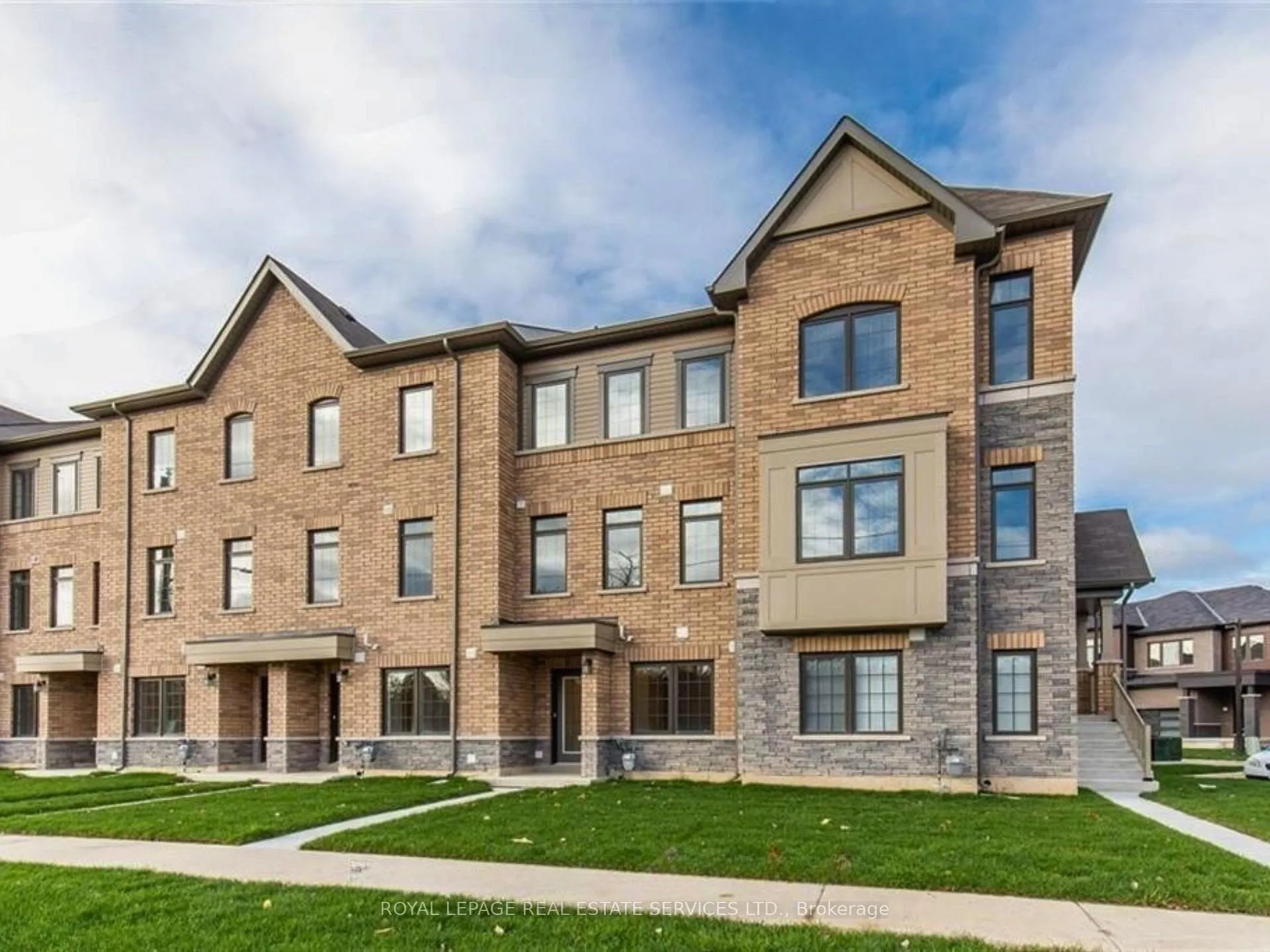 Photo 3 of 8317 Mulberry Drive, Niagara Falls, Brown — HOMEH