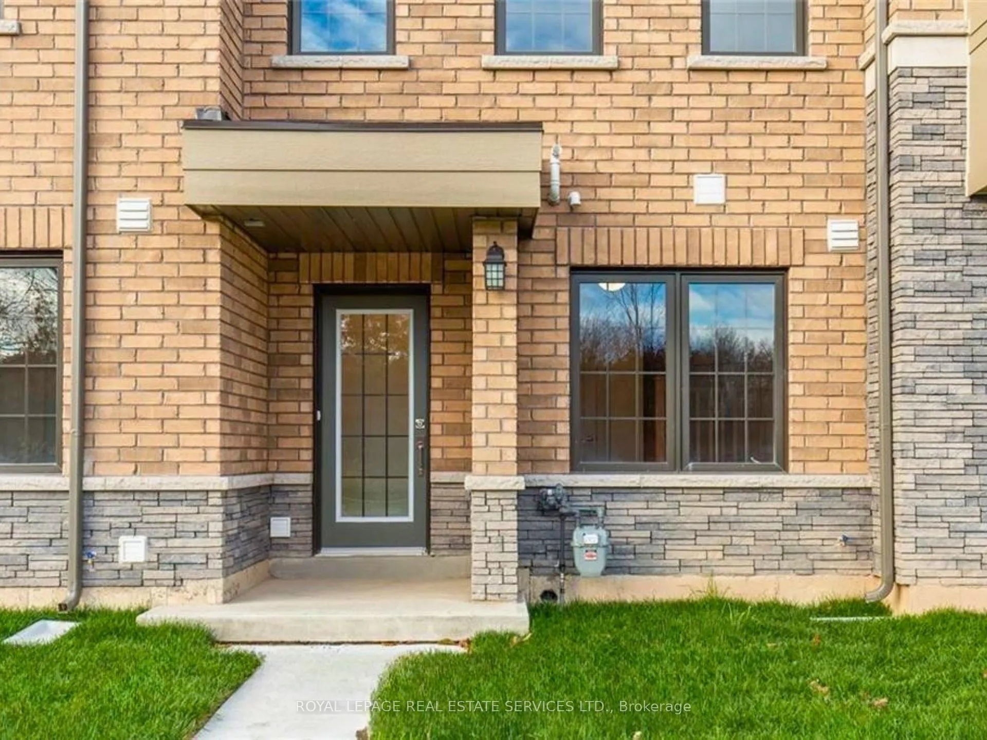 Photo 4 of 8317 Mulberry Drive, Niagara Falls, Brown — HOMEH