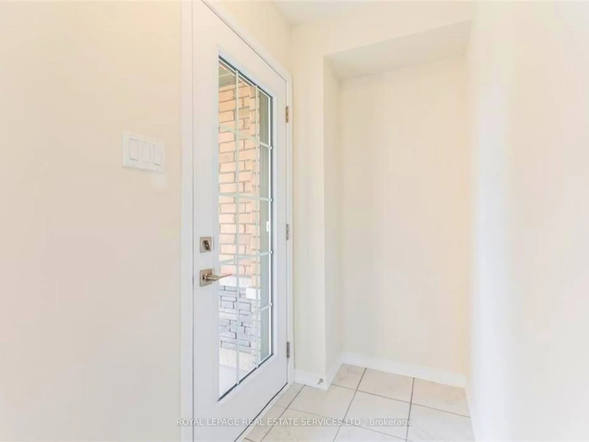 Photo 5 of 8317 Mulberry Drive, Niagara Falls, Brown — HOMEH