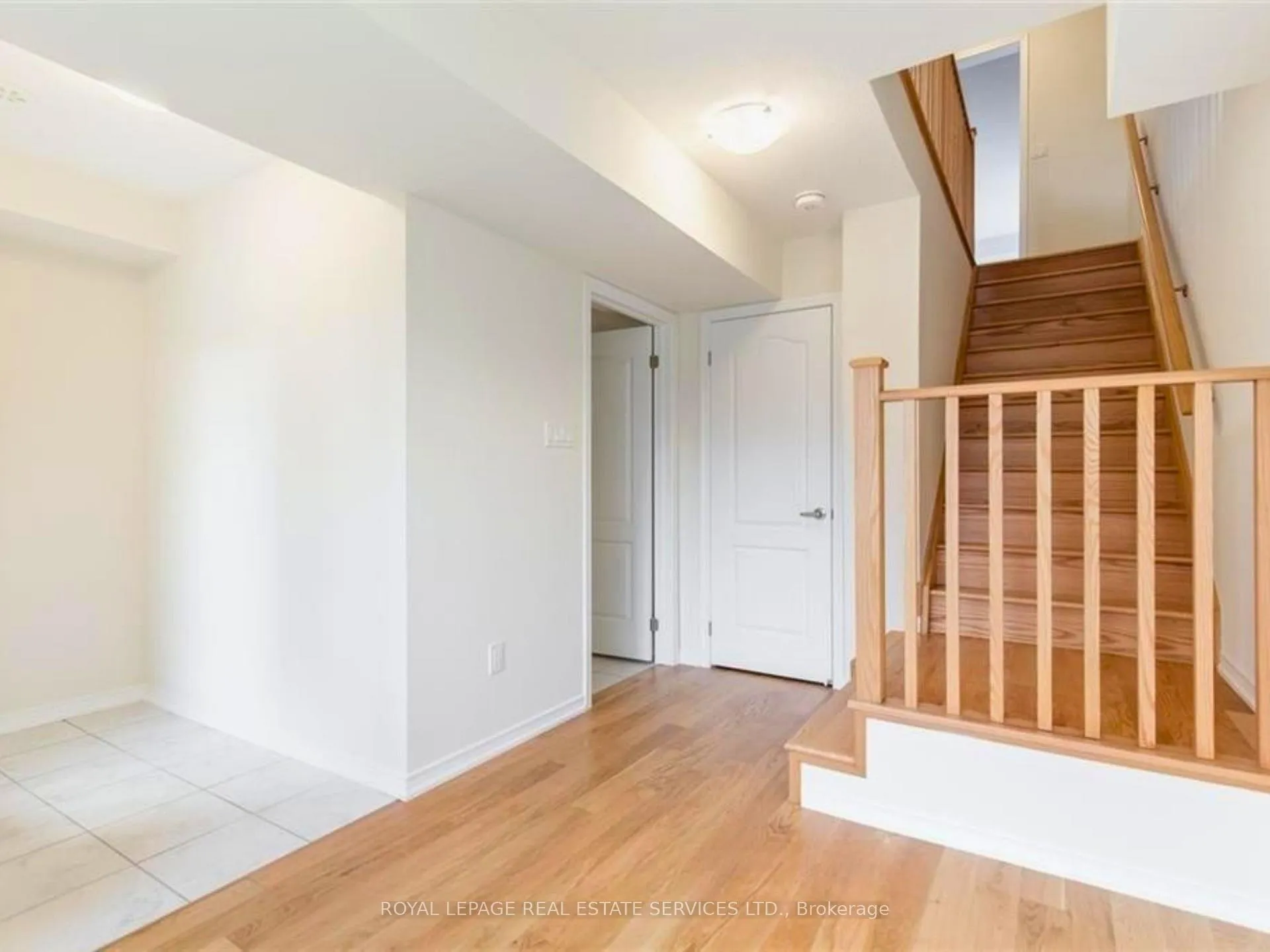 Photo 7 of 8317 Mulberry Drive, Niagara Falls, Brown — HOMEH