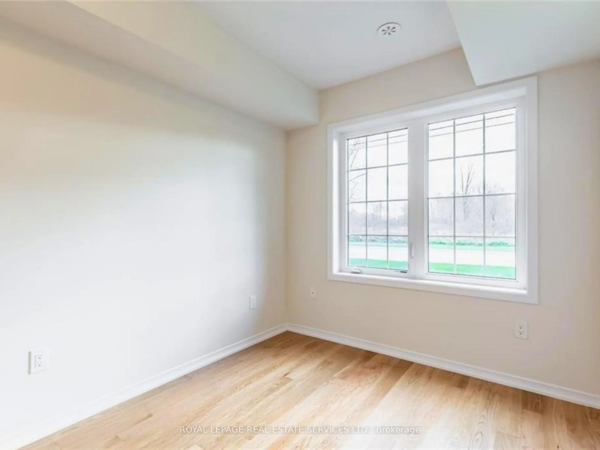 Photo 8 of 8317 Mulberry Drive, Niagara Falls, Brown — HOMEH