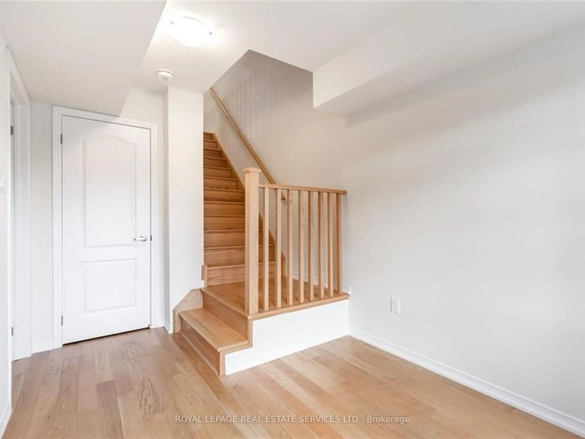 Photo 9 of 8317 Mulberry Drive, Niagara Falls, Brown — HOMEH