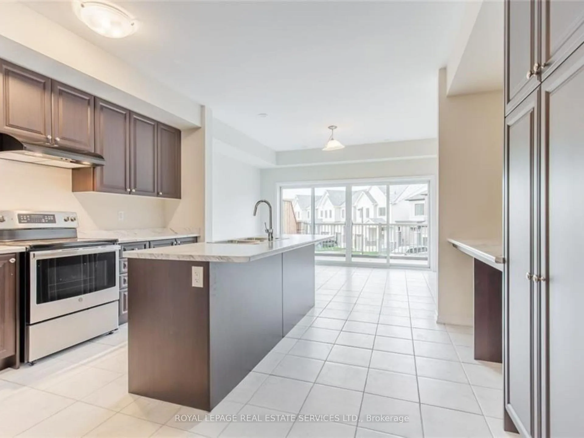 Photo 11 of 8317 Mulberry Drive, Niagara Falls, Brown — HOMEH