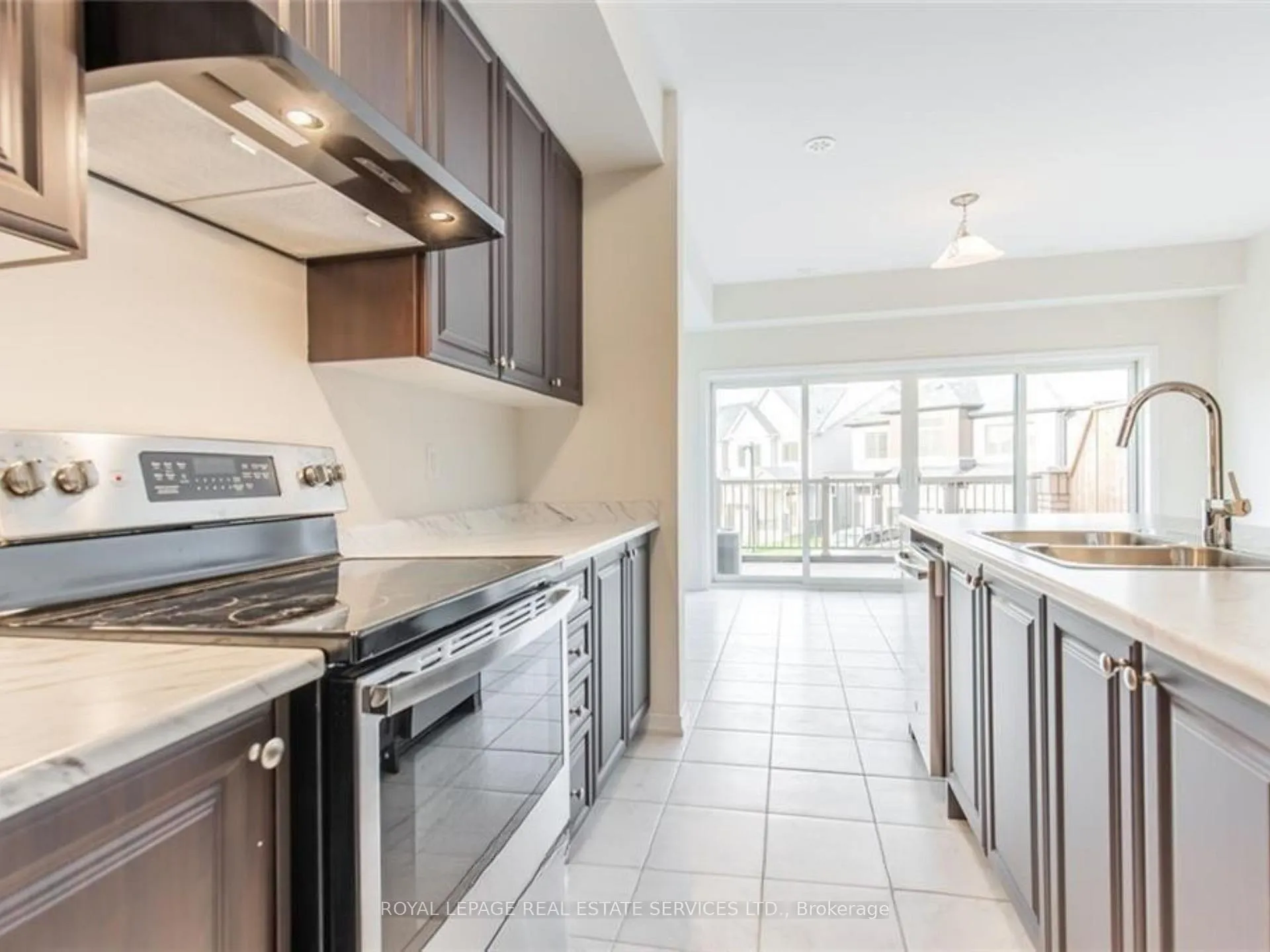 Photo 12 of 8317 Mulberry Drive, Niagara Falls, Brown — HOMEH