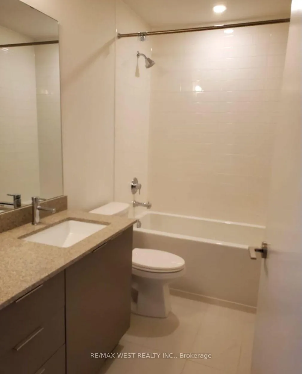 Photo 7 of Unit 827, 576 Front St W Street, Toronto, Waterfront Communities — HOMEH