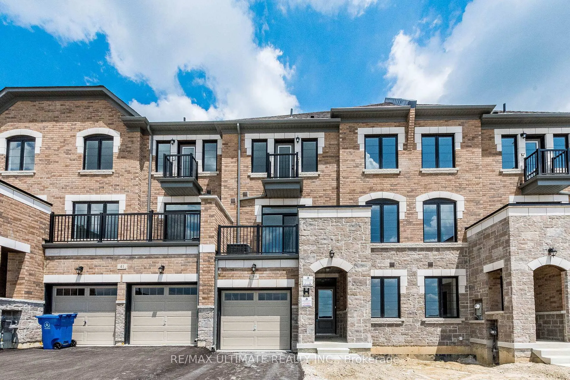 Photo 1 of 39 Sapwood Crescent, Brampton, Snelgrove — HOMEH