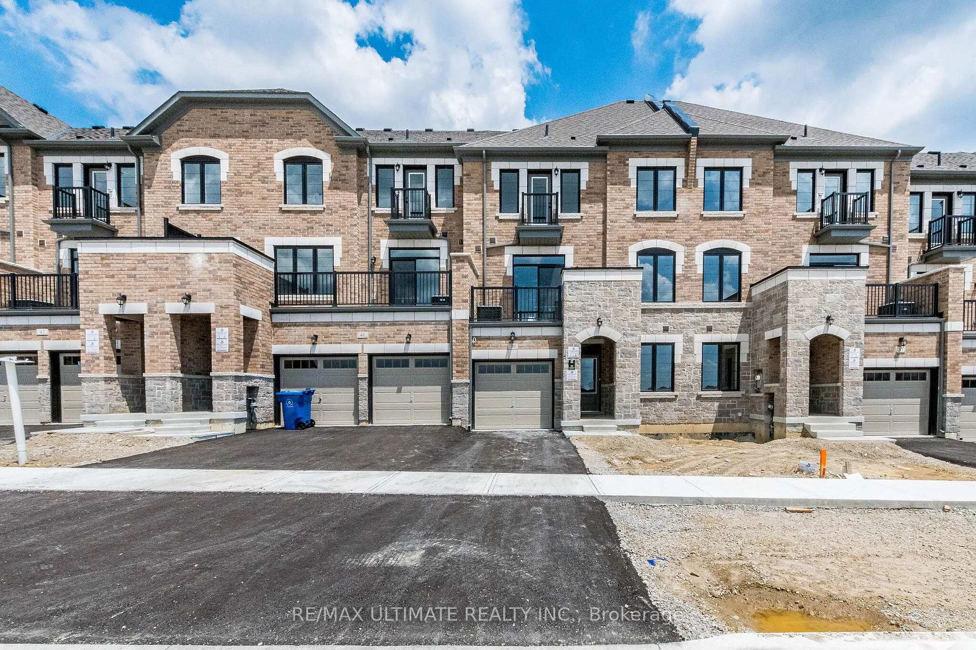 Photo 2 of 39 Sapwood Crescent, Brampton, Snelgrove — HOMEH