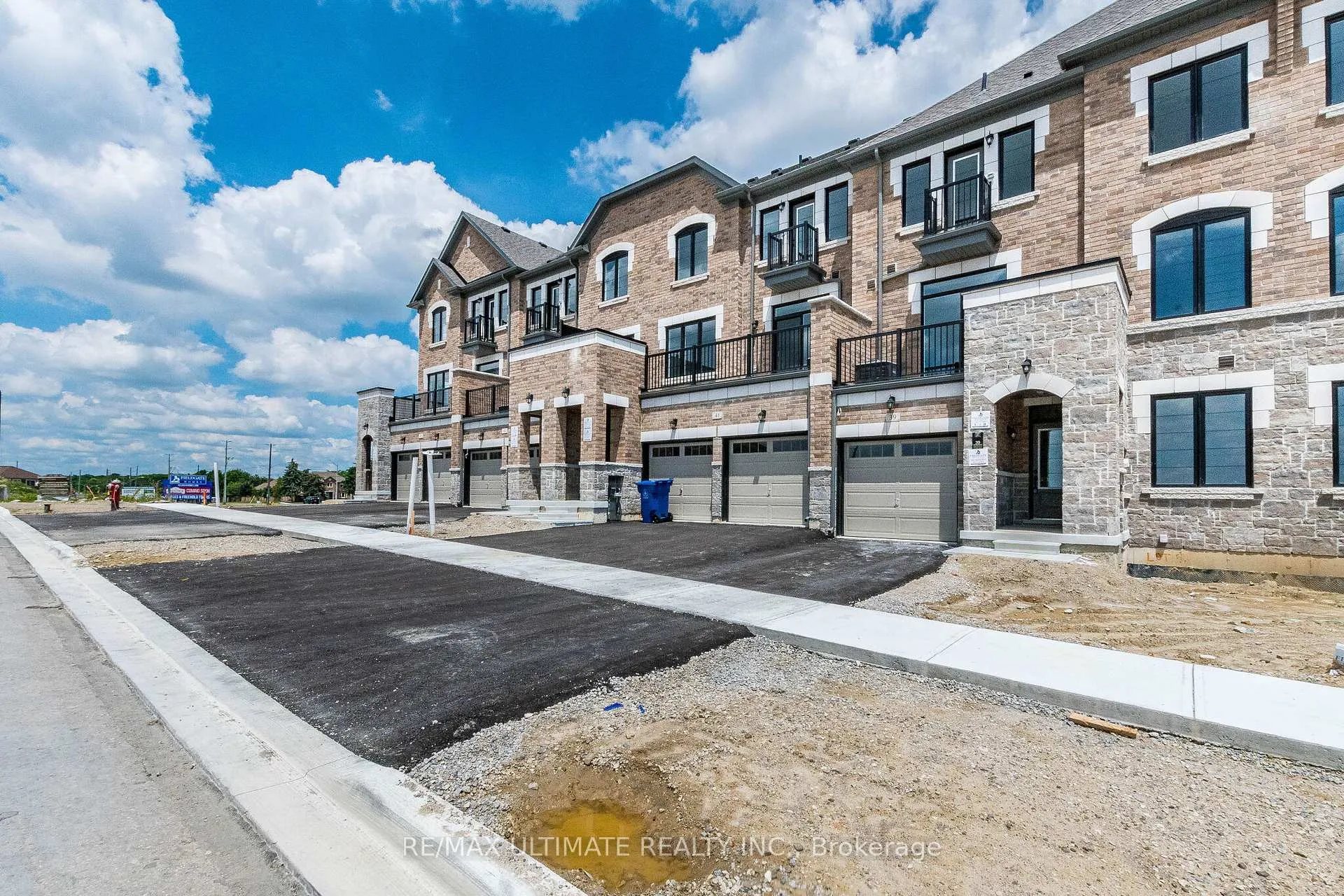 Photo 4 of 39 Sapwood Crescent, Brampton, Snelgrove — HOMEH
