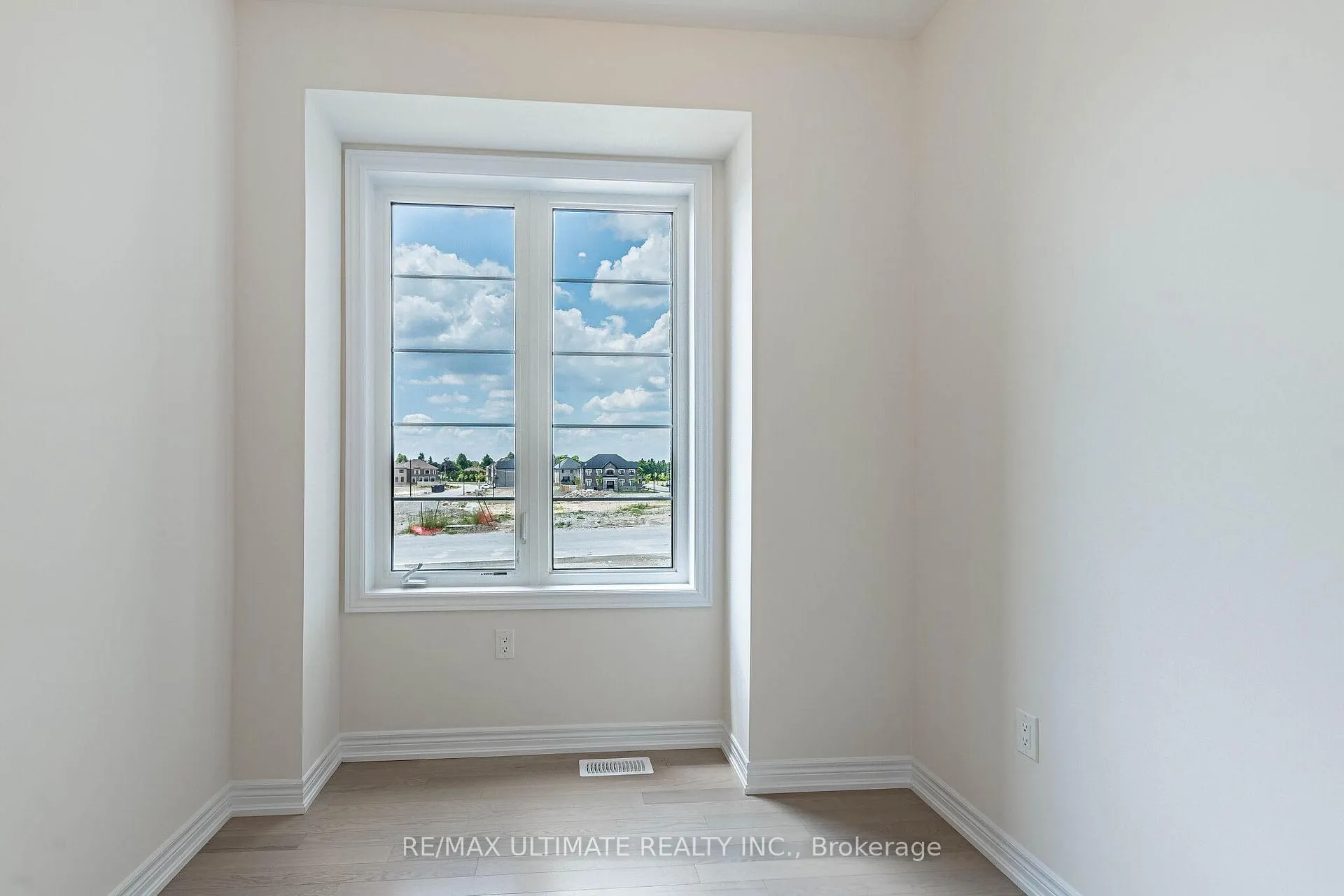 Photo 6 of 39 Sapwood Crescent, Brampton, Snelgrove — HOMEH