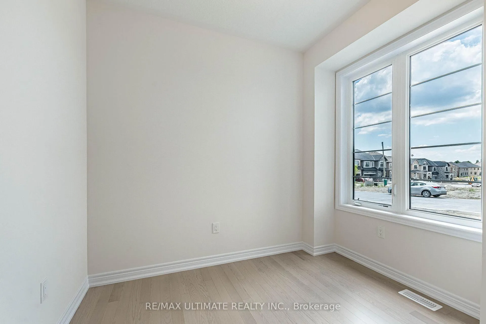 Photo 7 of 39 Sapwood Crescent, Brampton, Snelgrove — HOMEH