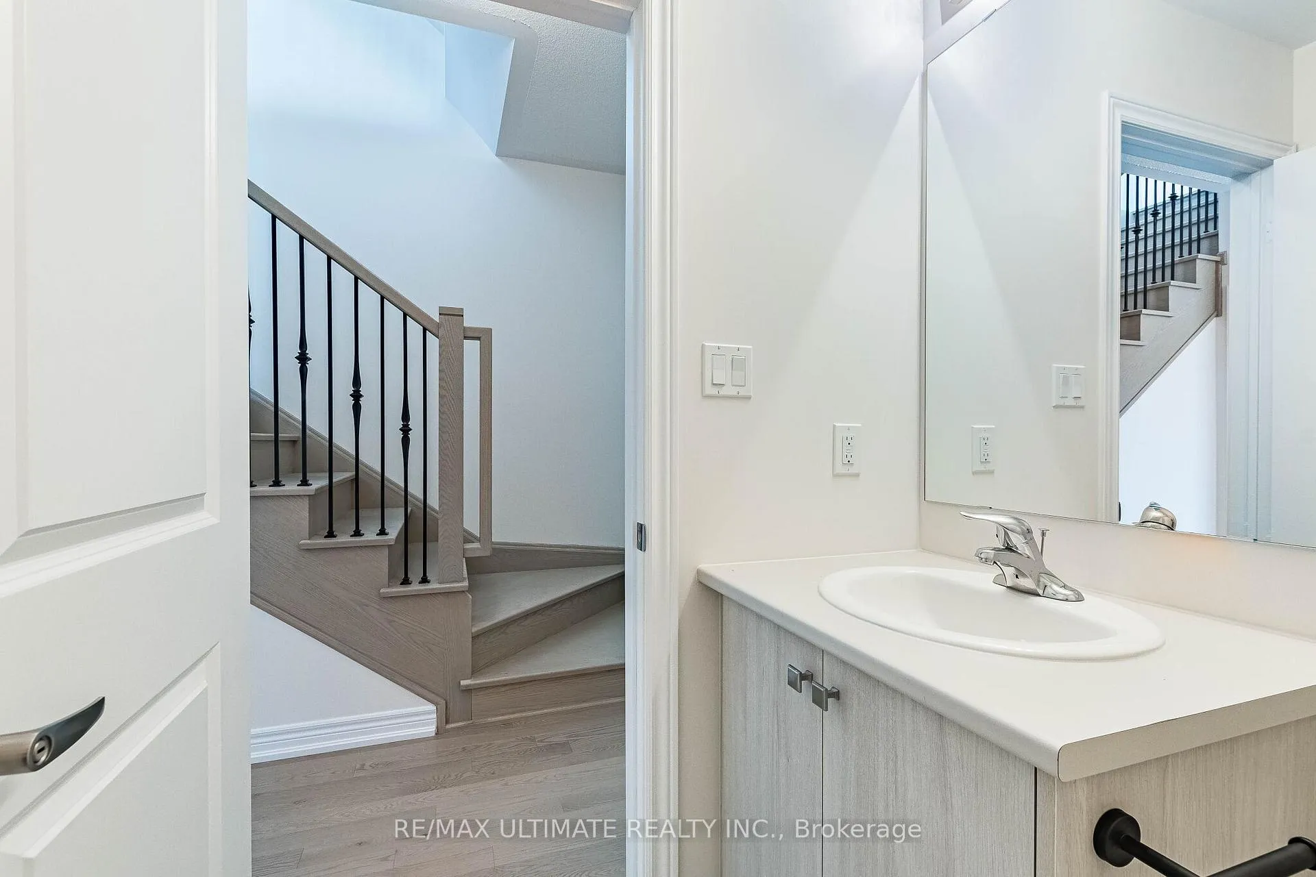 Photo 9 of 39 Sapwood Crescent, Brampton, Snelgrove — HOMEH