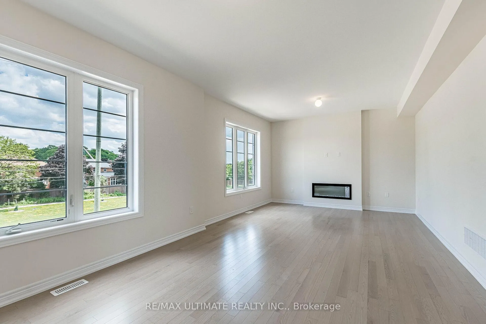 Photo 12 of 39 Sapwood Crescent, Brampton, Snelgrove — HOMEH