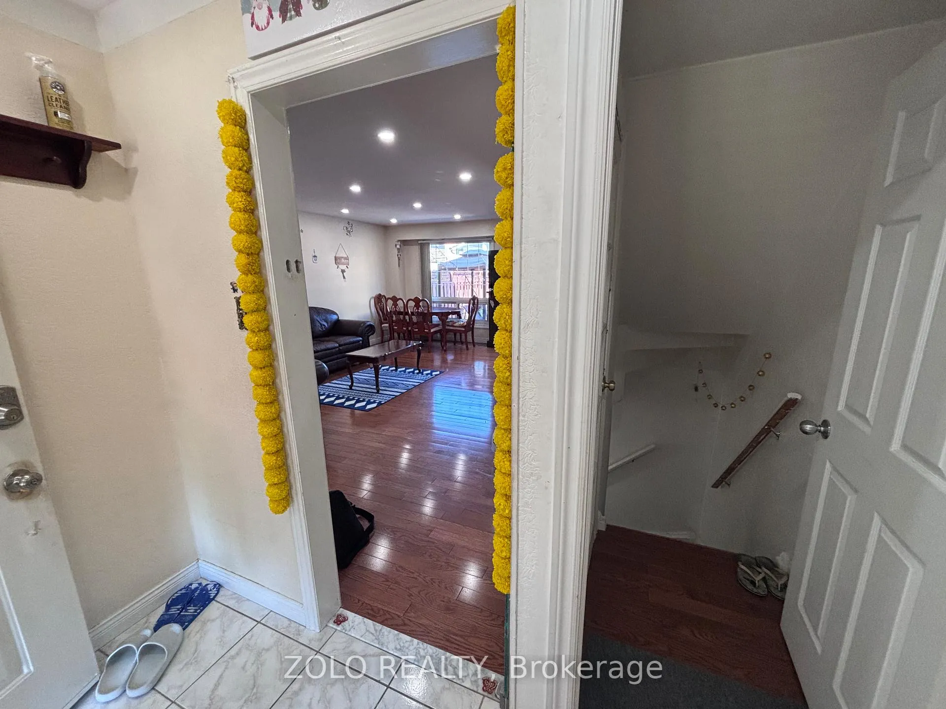 Photo 3 of 34 Primrose Crescent, Brampton, Heart Lake West — HOMEH