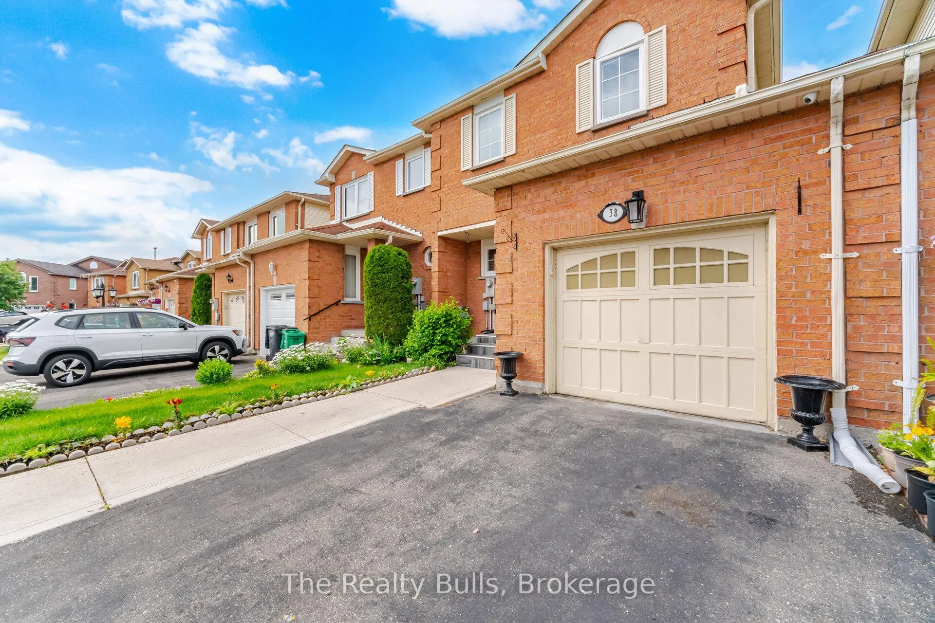 Photo 2 of 38 Thorntree Crescent, Brampton, Fletcher's Creek South — HOMEH