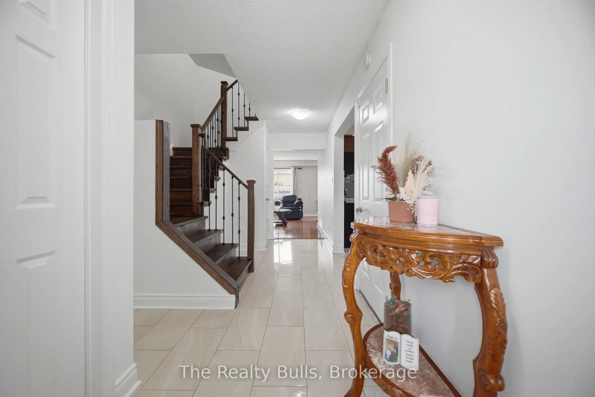 Photo 3 of 38 Thorntree Crescent, Brampton, Fletcher's Creek South — HOMEH
