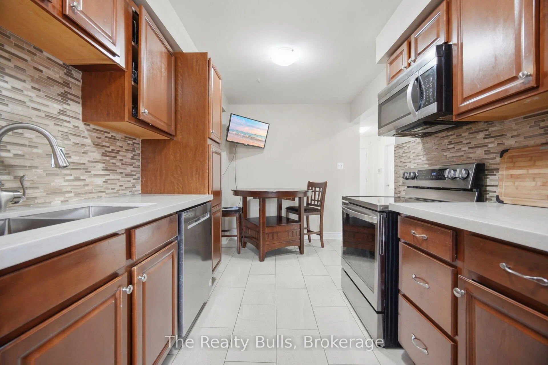 Photo 10 of 38 Thorntree Crescent, Brampton, Fletcher's Creek South — HOMEH