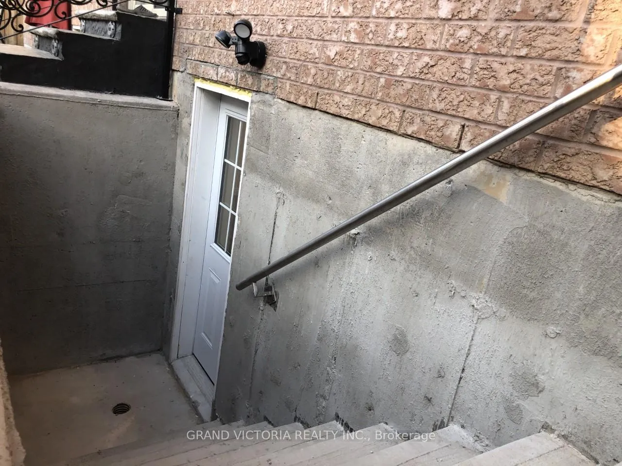 Photo 2 of Lower 185 Skinner Road, Hamilton, Waterdown — HOMEH
