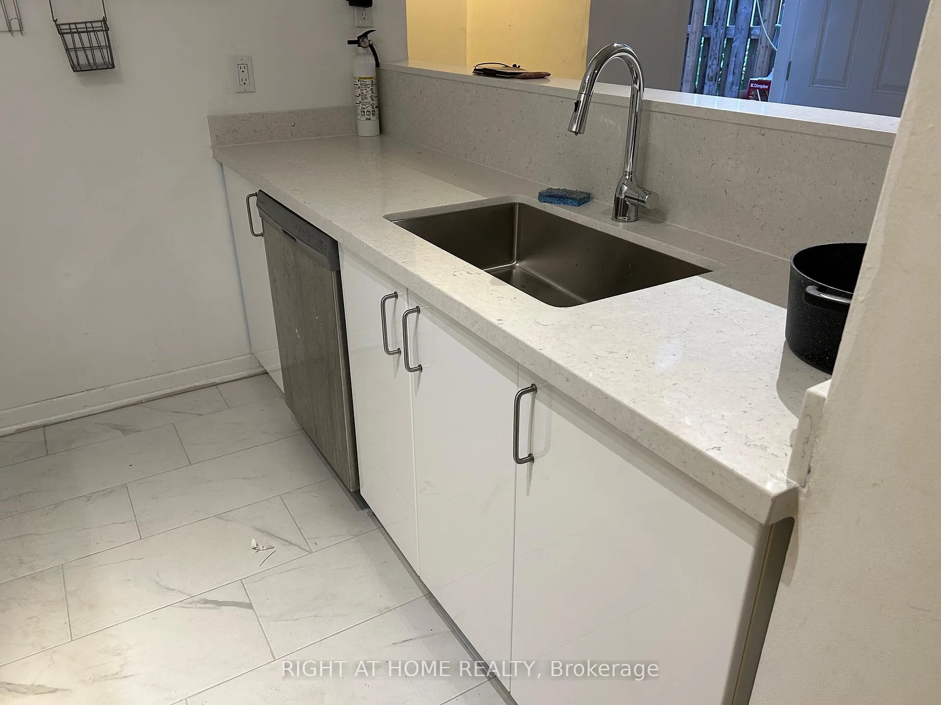 Photo 5 of Unit B, 210 Mccaul Street, Toronto, Kensington-Chinatown — HOMEH