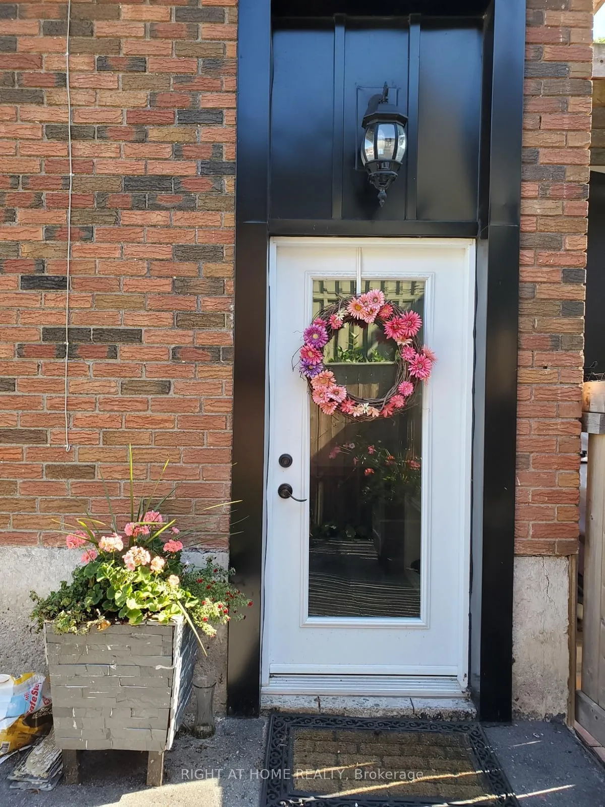 Front of 214 Kent Street