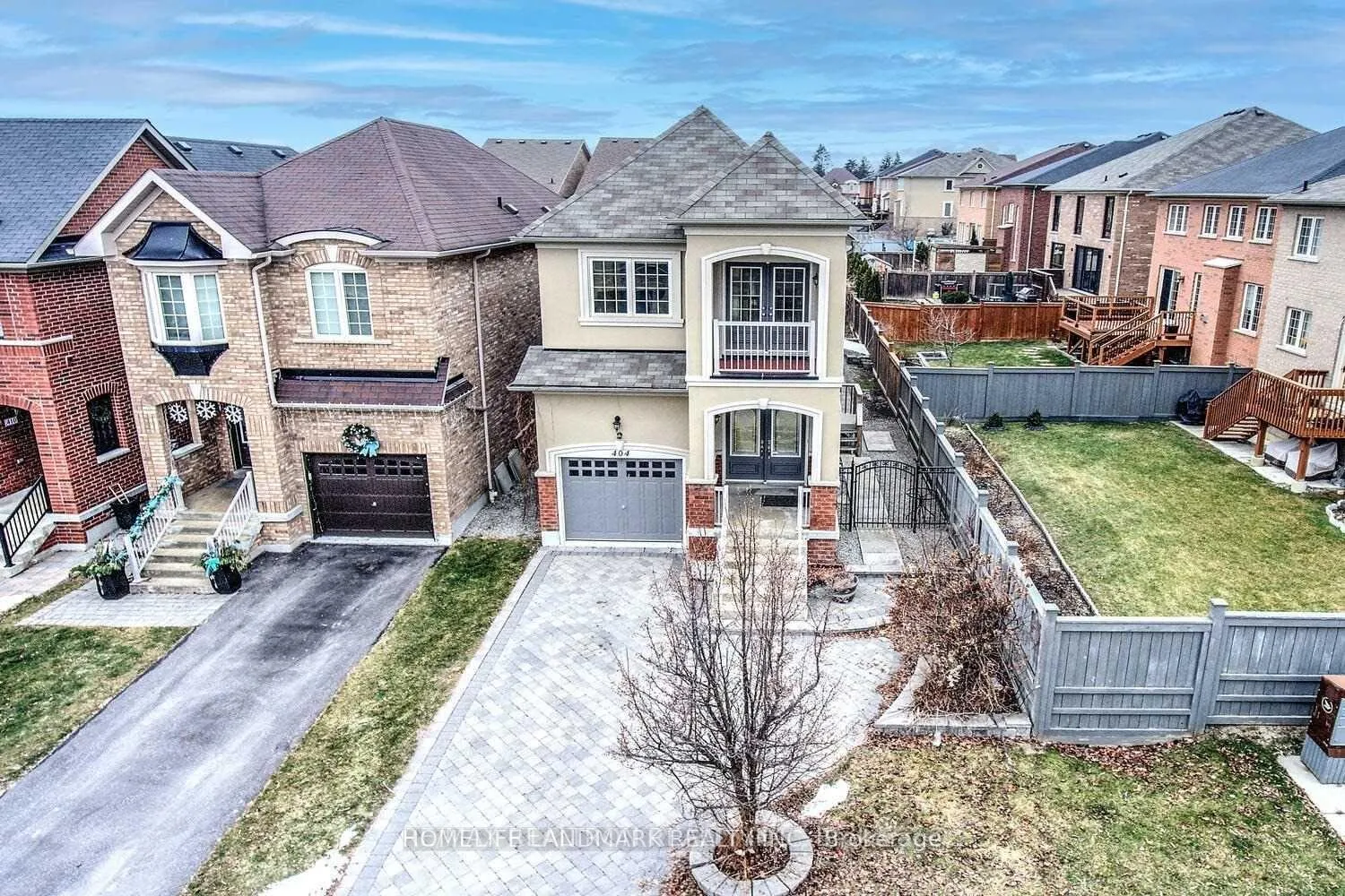 Photo 2 of 404 Lady Nadia Drive E, Vaughan, Patterson — HOMEH