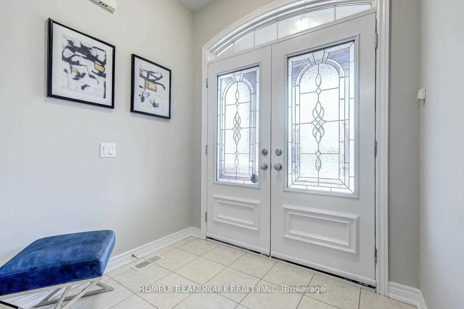 Photo 3 of 404 Lady Nadia Drive E, Vaughan, Patterson — HOMEH