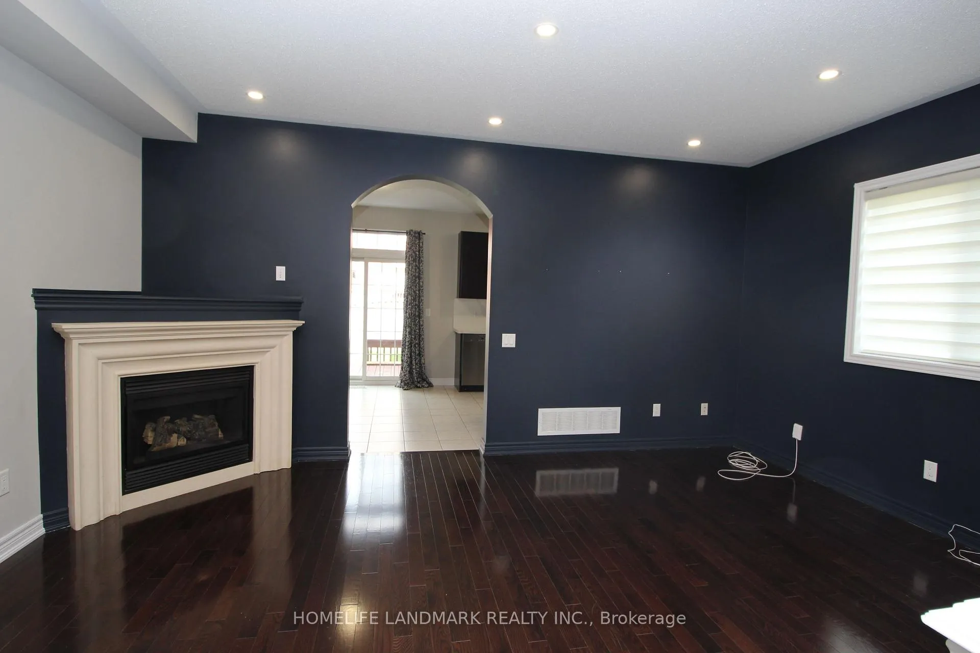 Photo 9 of 404 Lady Nadia Drive E, Vaughan, Patterson — HOMEH