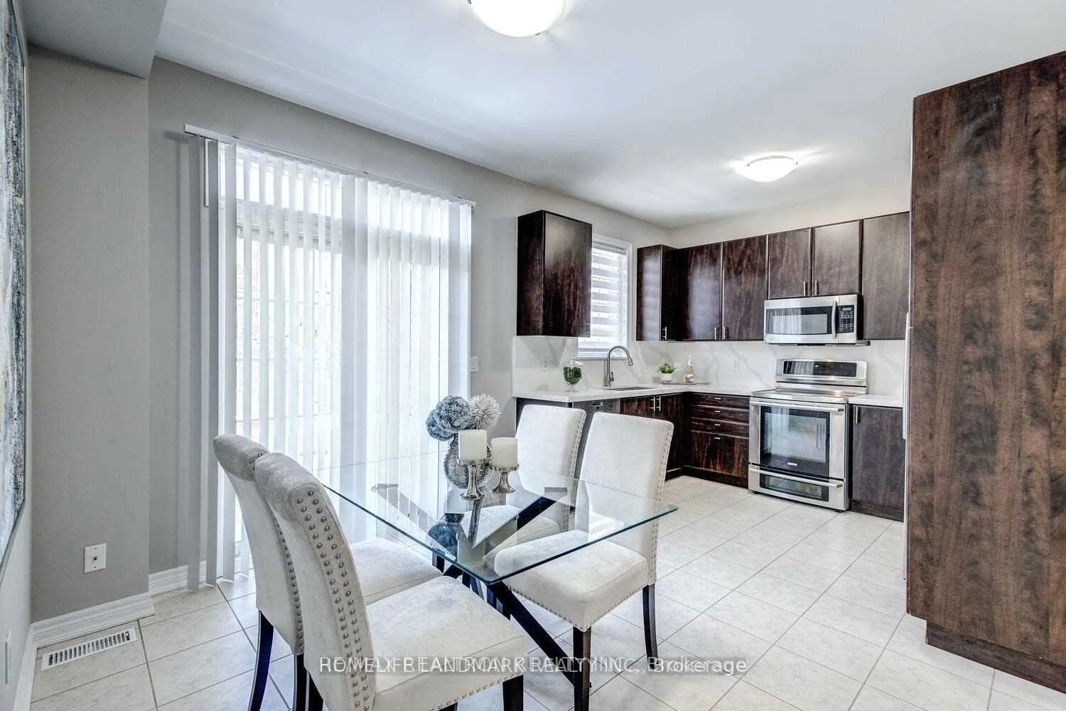 Photo 12 of 404 Lady Nadia Drive E, Vaughan, Patterson — HOMEH