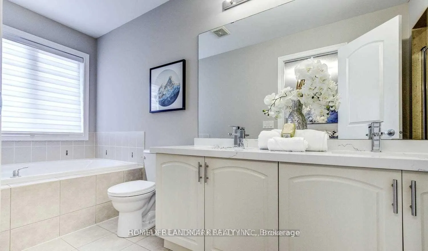 Photo 17 of 404 Lady Nadia Drive E, Vaughan, Patterson — HOMEH