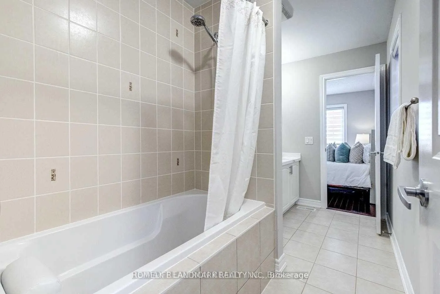 Photo 20 of 404 Lady Nadia Drive E, Vaughan, Patterson — HOMEH