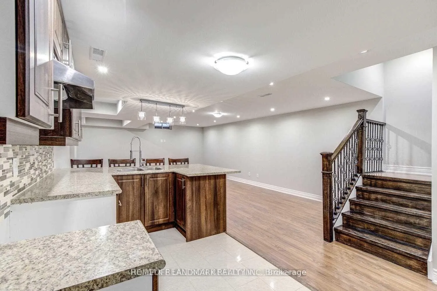 Photo 23 of 404 Lady Nadia Drive E, Vaughan, Patterson — HOMEH