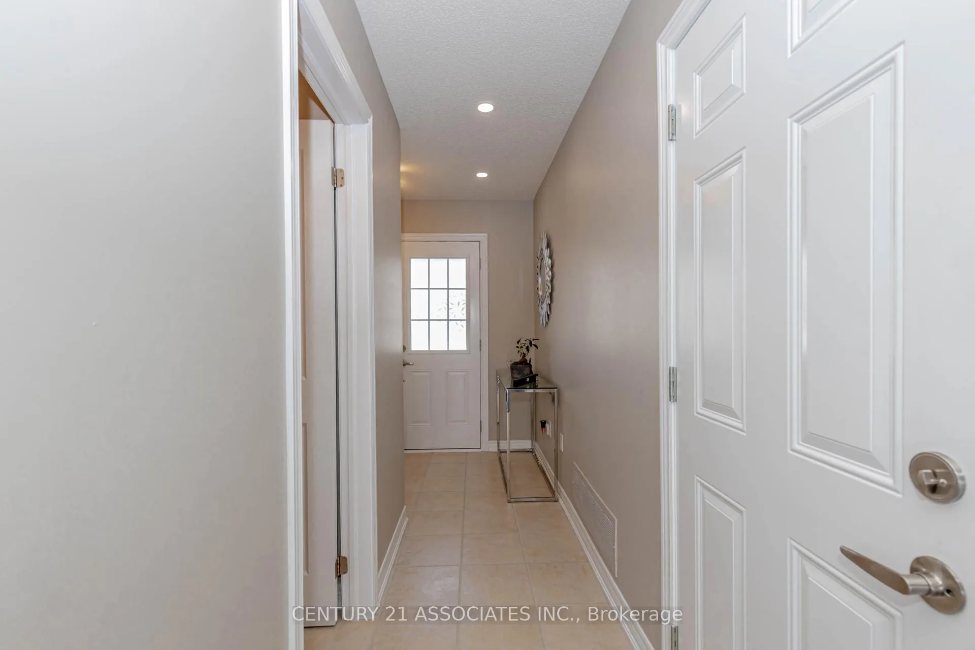 Photo 4 of 4622 Keystone Crescent, Burlington, Alton — HOMEH