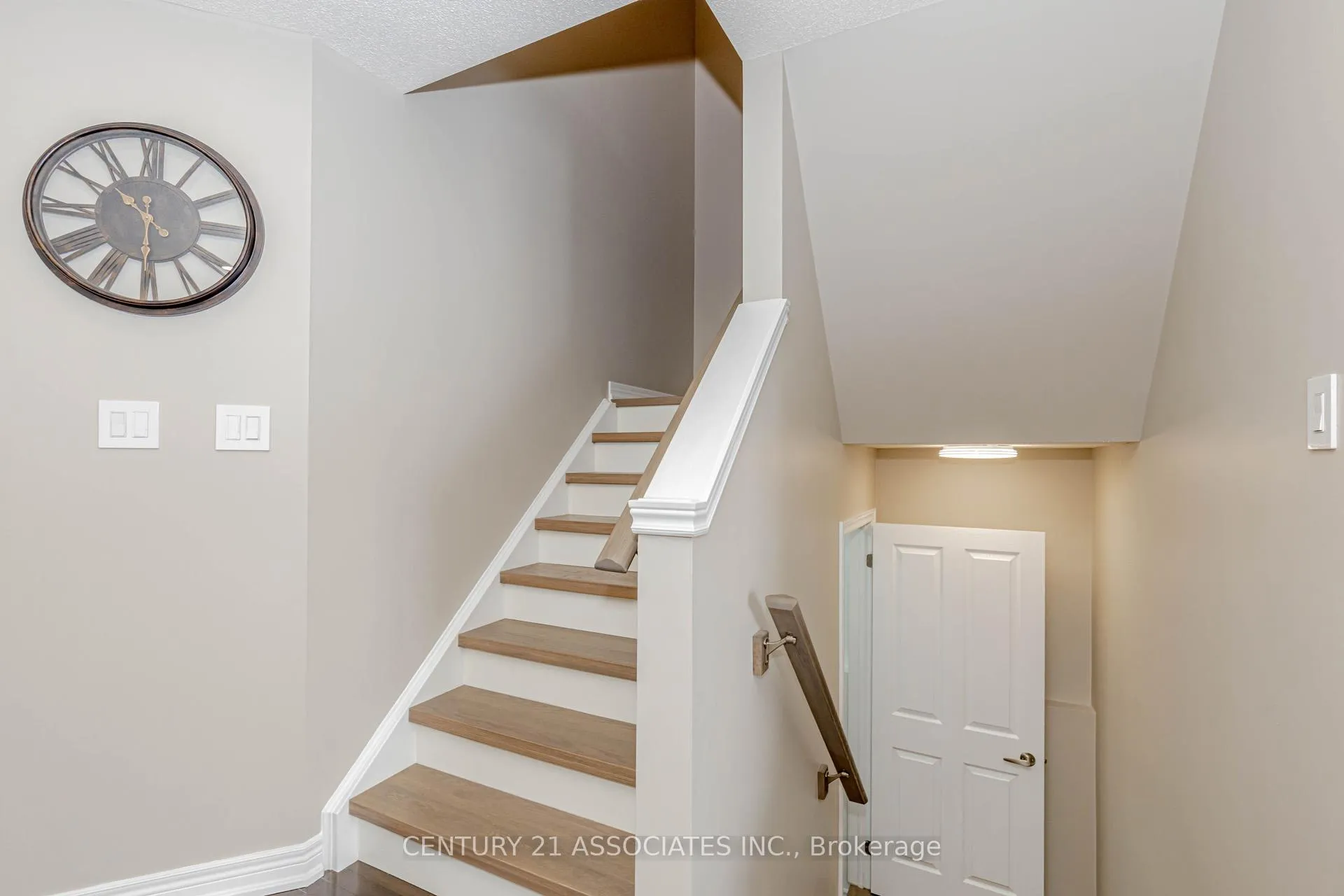 Photo 18 of 4622 Keystone Crescent, Burlington, Alton — HOMEH