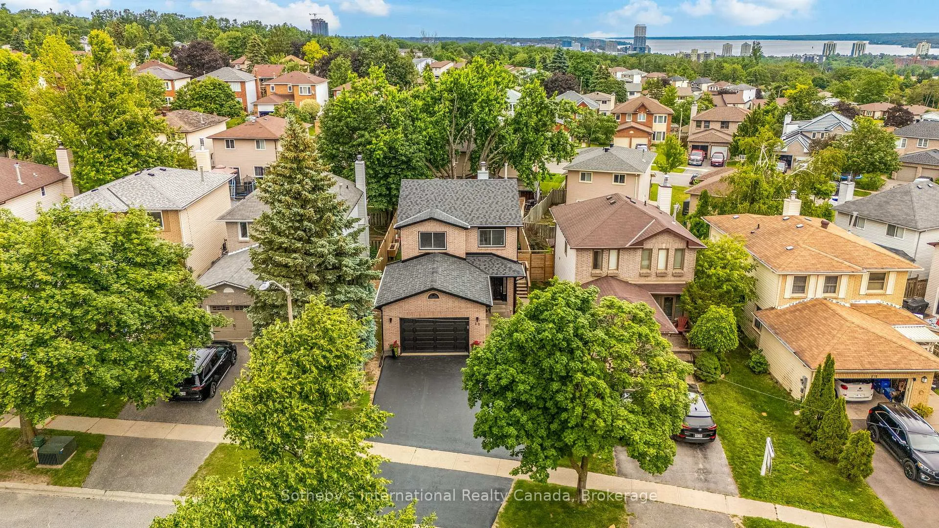 Photo 2 of 23 Carr Drive, Barrie, Letitia Heights — HOMEH