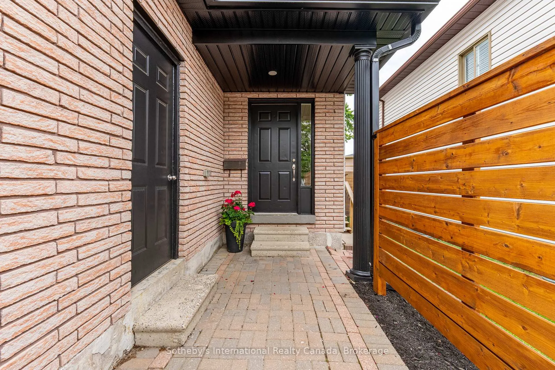Photo 3 of 23 Carr Drive, Barrie, Letitia Heights — HOMEH