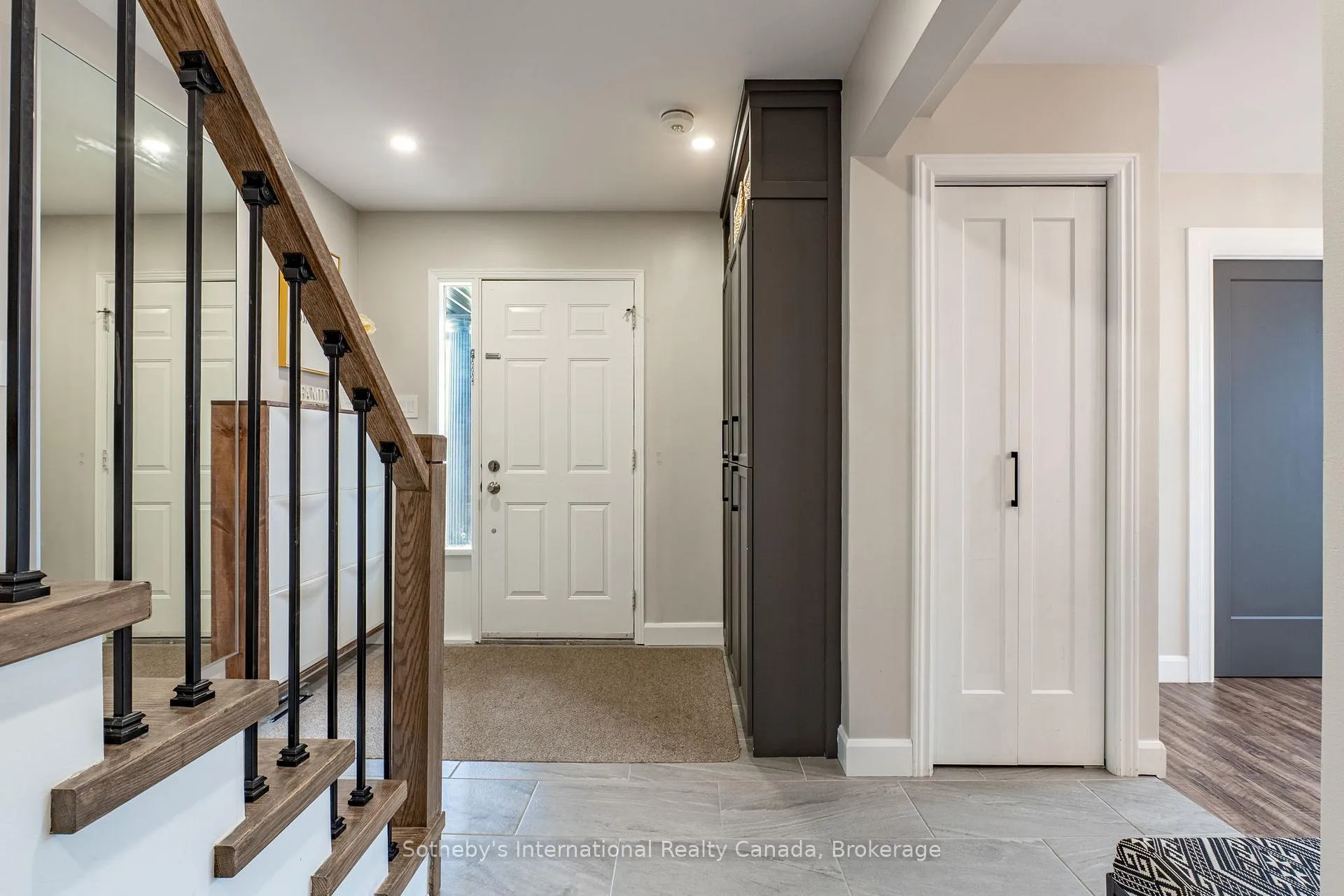 Photo 4 of 23 Carr Drive, Barrie, Letitia Heights — HOMEH