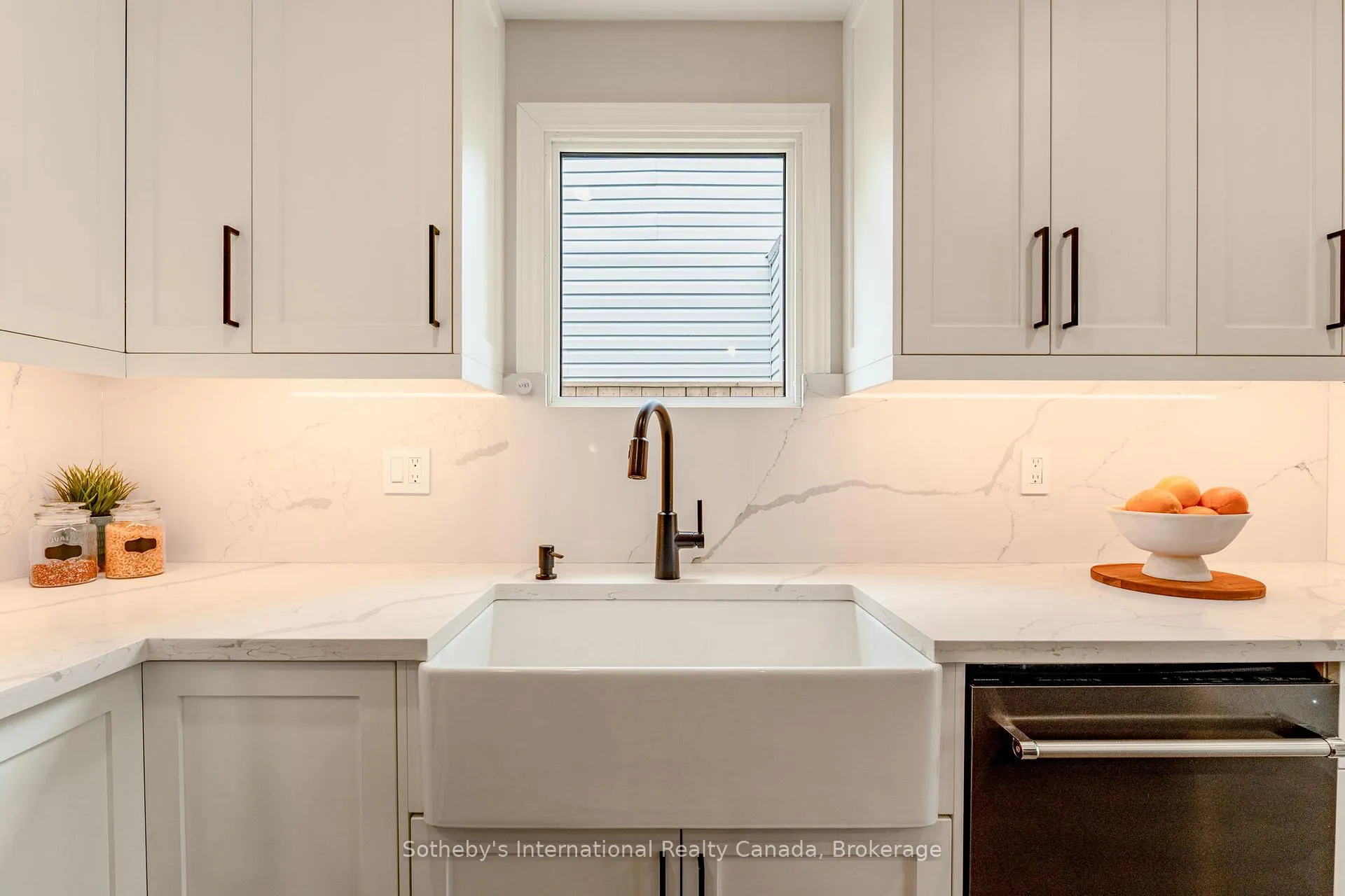 Photo 15 of 23 Carr Drive, Barrie, Letitia Heights — HOMEH
